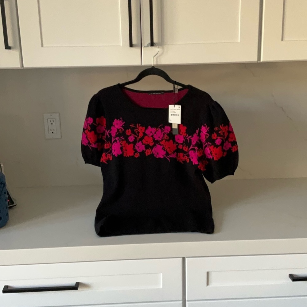 NWT TAHARI SWEATER SIZE LARGE. BLACK WITH PINK AND RED FLOWERS.